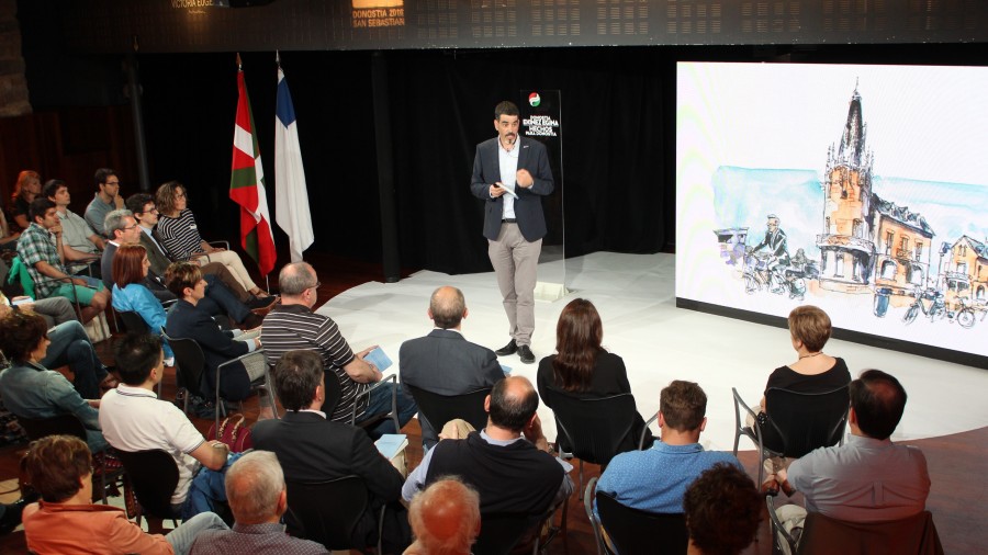Eneko Goia presenta Donostia, una ciudad abierta, plural y acogedora
