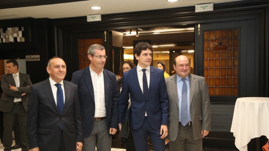Ramiro González, Unai Rementeria, Markel Olano y Andoni Ortuzar en el Fórum Nueva Economía
