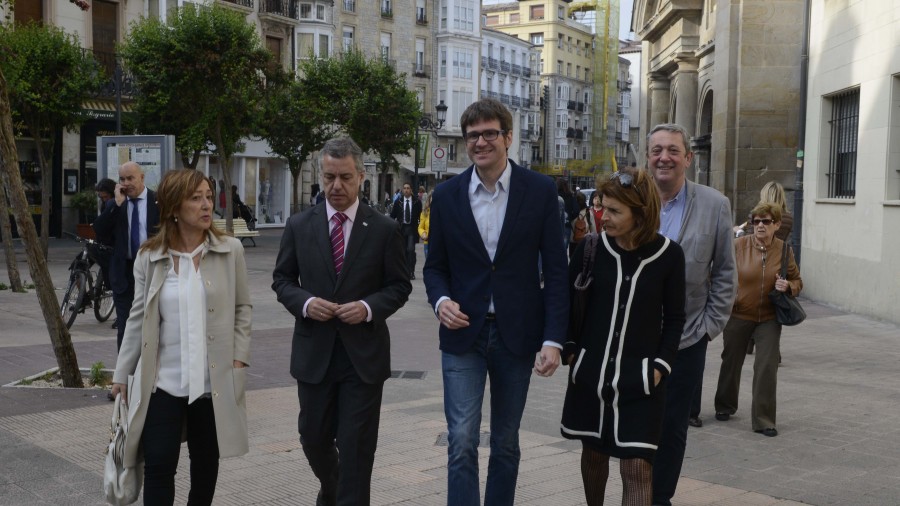 Gorka Urtaran y el Lehendakari Urkullu pasean por Vitoria Gasteiz