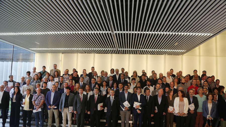 El lehendakari entrega a alcaldes y alcaldesas los Retratos Municipales de la Memoria