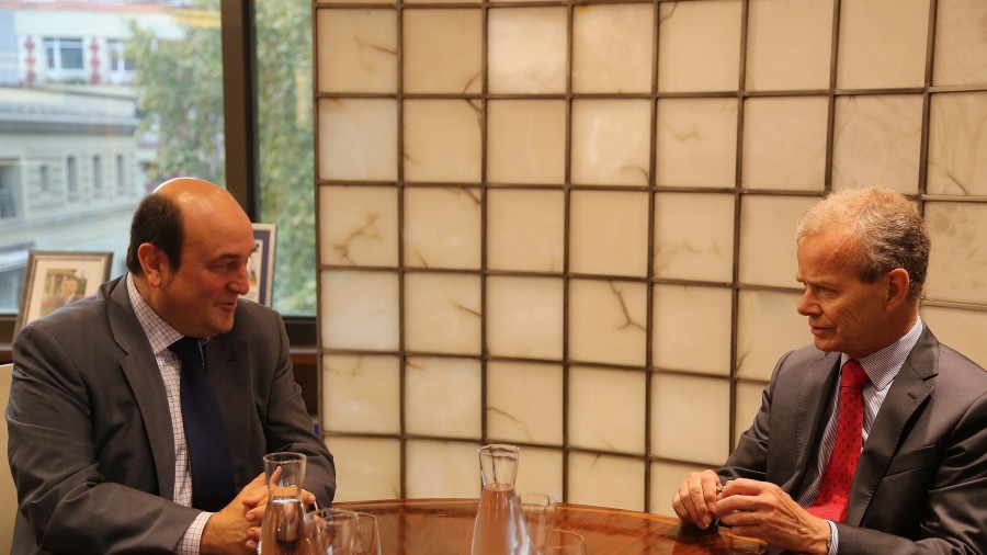 Visita del Embajador de Bélgica, Jean Labouverie a Sabin Etxea
