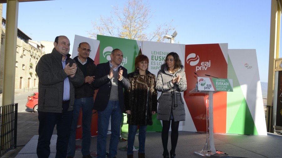 Mitin en Laguardia - Almudena Otaola, Mikel Legarda y Andoni Ortuzar