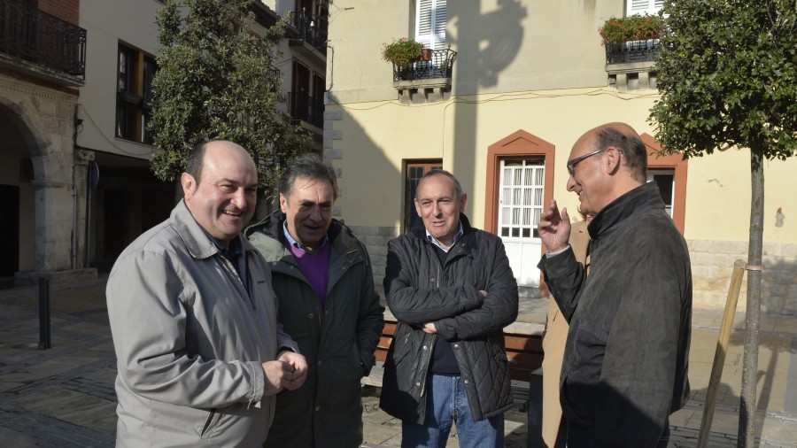 Mitin en Agurain - Almudena Otaola, Mikel Legarda y Andoni Ortuzar
