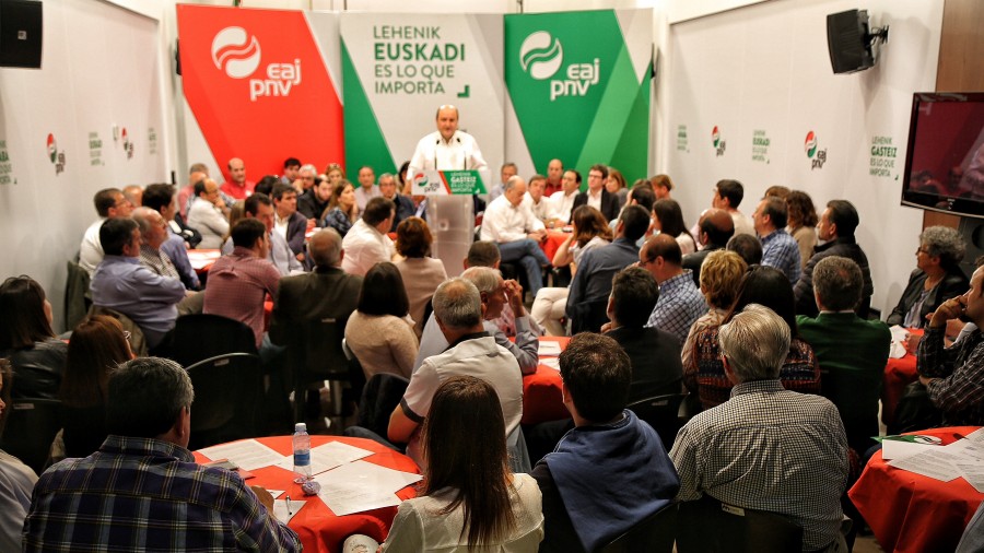 Andoni Ortuzar y Mikel Legarda, en el ‘world café‘ de Vitoria-Gasteiz
