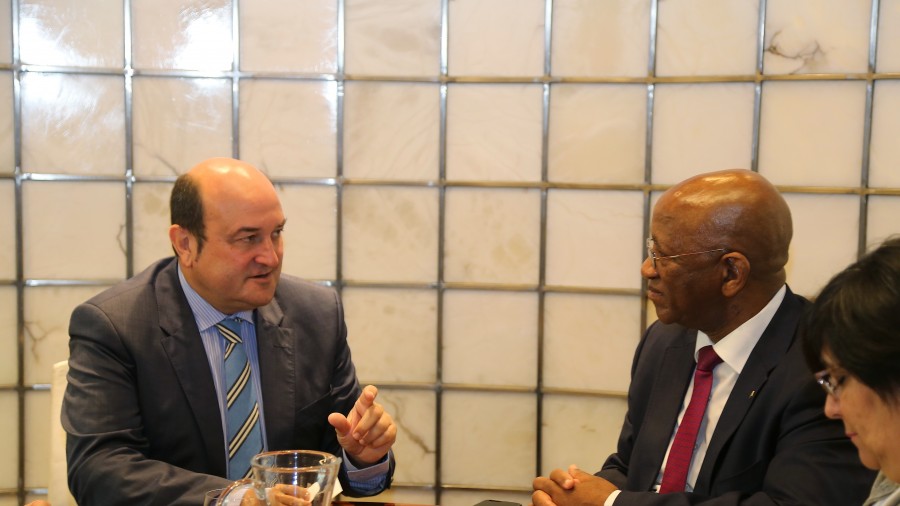Visita del Embajador de Sudáfrica, Lula S.Ngonyama