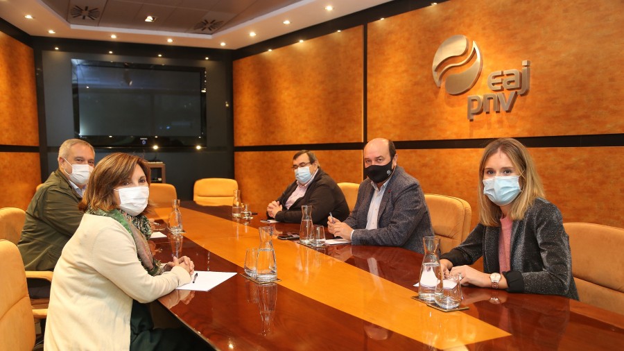 Andoni Ortuzar recibe a Pilar Garrido en Sabin Etxea 