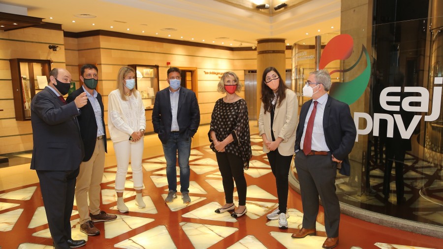 Andoni Ortuzar, Mireia Zarate y Joseba Aurrekoetxea han recibido a una representación de El Pi 