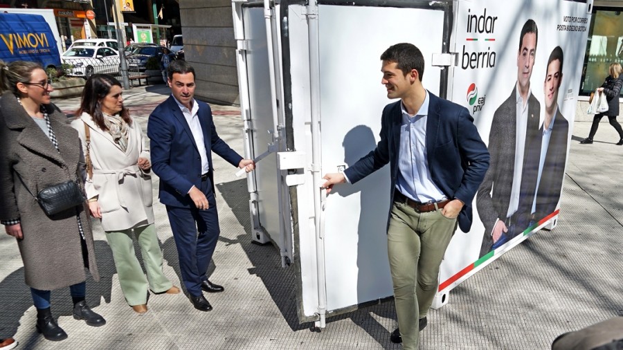 21-A Imanol Pradales y Joseba Diez Antxustegi  - Vitoria-Gasteiz Punto de encuentro electoral