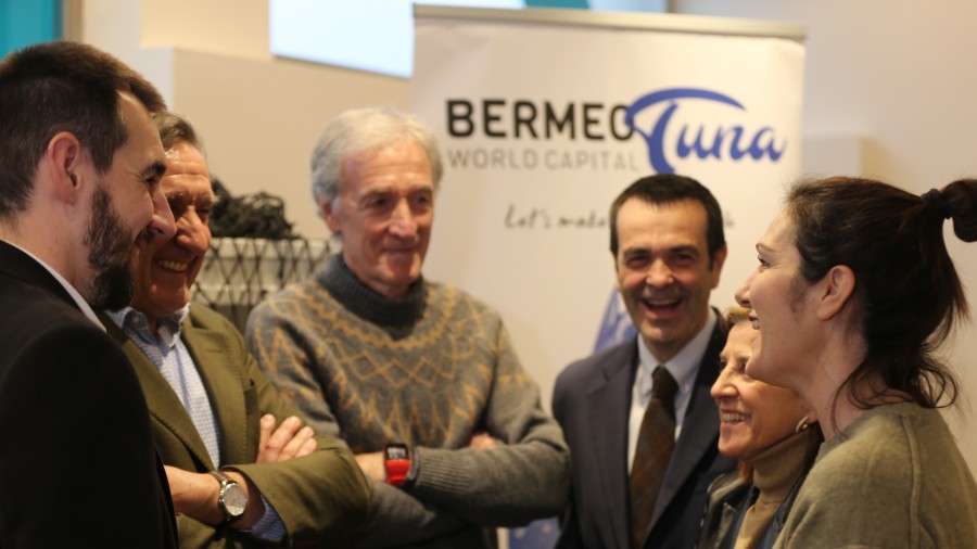 Oihane Agirregoitia se reúne en Bermeo con el sector de la pesca