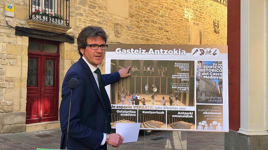 Gorka Urtaranek, EAJ-PNV Udaleko buru dela agindutakoa betetzen duen adibide gisa Gasteiz Antzokia jarri du