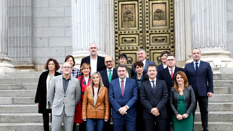 EAJ-PNVko 16 emakume eta gizonek akreditazioak aurkeztu dituzte Gorteetako euskal ordezkaritza nagusia osatzera begira, Kongresuan eta Senatuan Taldea osatuko duen bakarra 