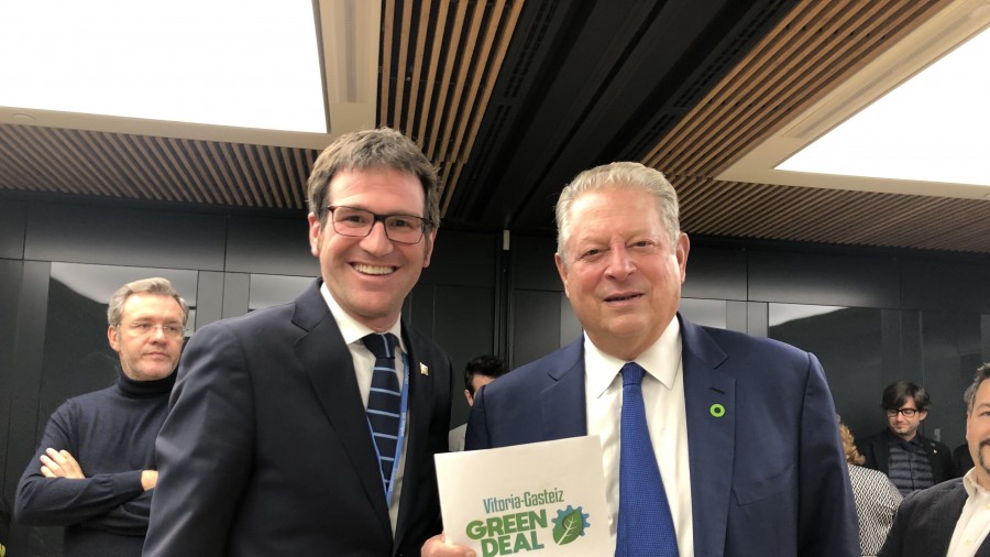 El alcalde Gorka Urtaran comparte con Al Gore el ´Vitoria-Gasteiz Green Deal´