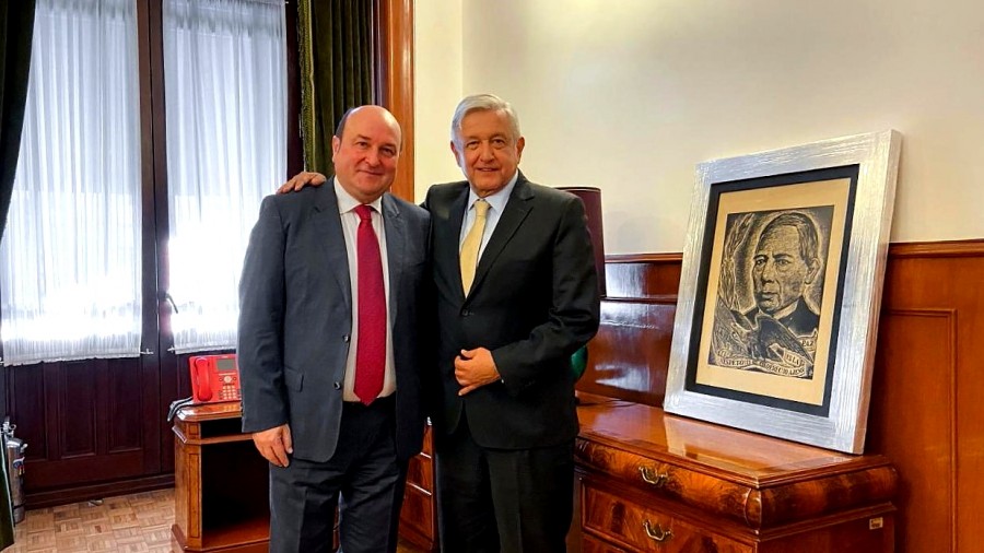 Lopez Obradorrek Harrera egin dio Ortuzarri Mexikoko Jauregi Nazionalean 