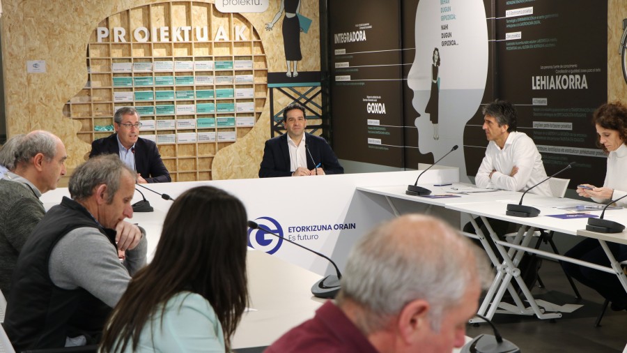 Baserritarren produktuak bildu eta merkaturatzeko zerbitzua sortuko dute Eusko Jaurlaritzak eta Foru Aldundiak