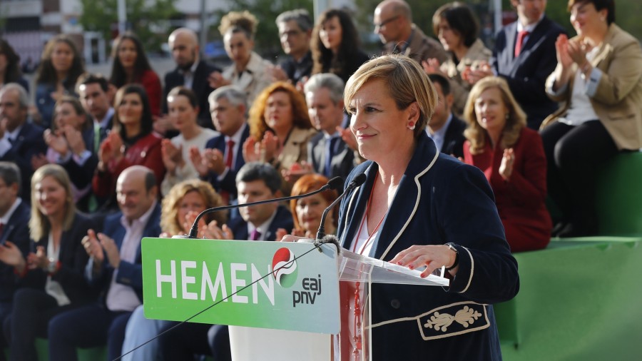 Itxaso Atutxaren esanetan alderdi politikoen kontrako erasoak ugaritu izanak agerian uzten du batzuek “ez dutela oraindik pantailatik pasatu” 