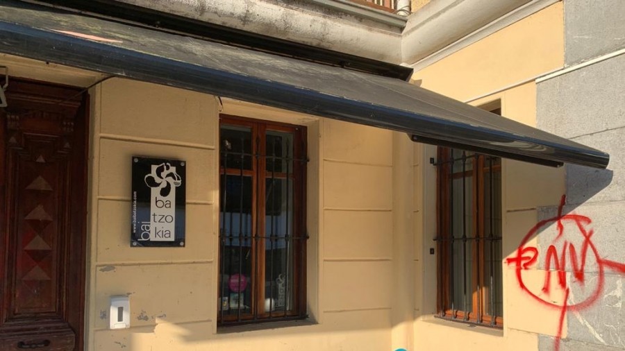 Gaur goizaldean Artea, Areatza, Deusto eta Bilbo Zaharra batzokien kontra egin diren erasoak gaitzetsi ditu BBBk 