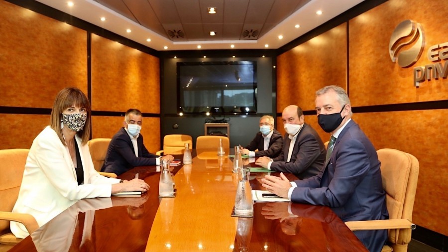 Adostasunean oinarritutako Gobernu programa baten ardatzak zehazteko harremanak izatea eta proposamenak elkarren artean partekatzea adostu dute EAJ-PNVk eta PSE-EEk  