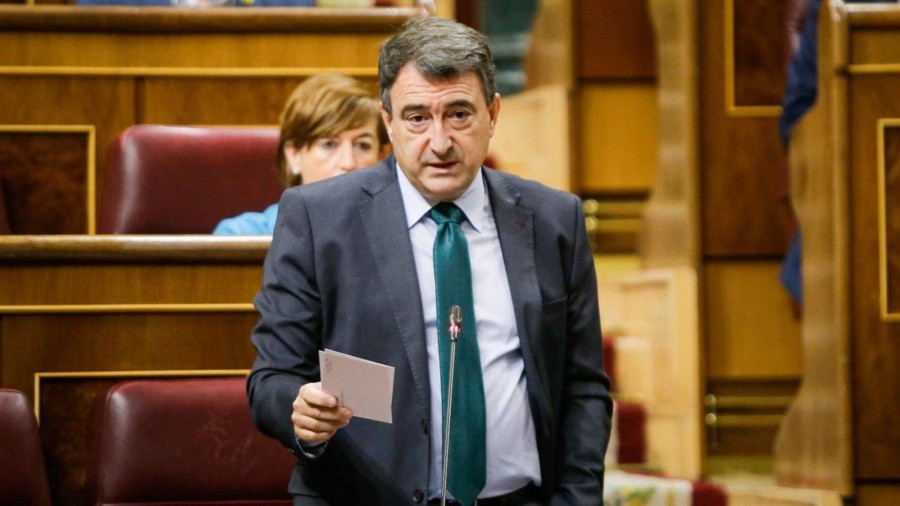 Aitor Estebanek zera ohartarazi dio Pedro Sánchezi: “EAJrekin kontatu nahi baduzu, bete ezazu lehenago adostutakoa, eta Batzorde Mistoa deitu EAEren zorpetze muga baimentzera begira”