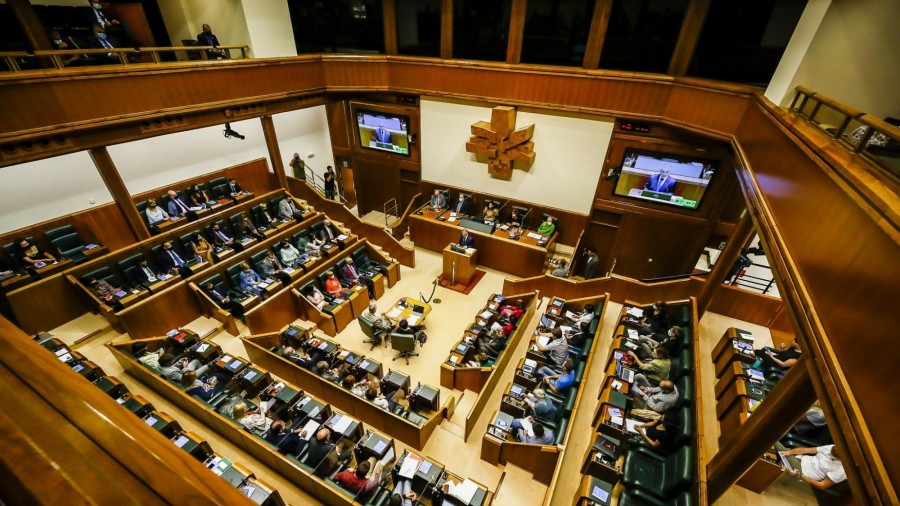 Urkullu presenta el acuerdo de Gobierno, que prioriza la lucha contra la pandemia, la creación de empleo, la protección social y la profundización del Autogobierno