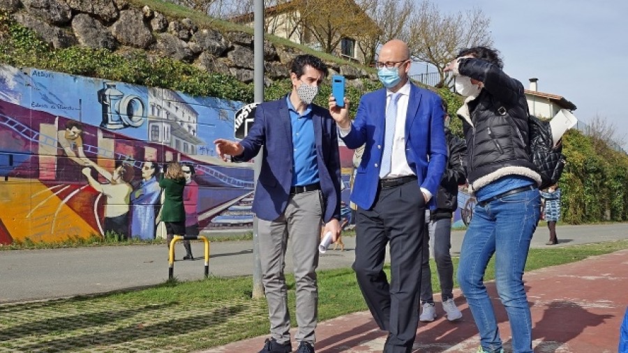 El trenico vuelve a las calles de Maeztu mediante un mural con realidad aumentada