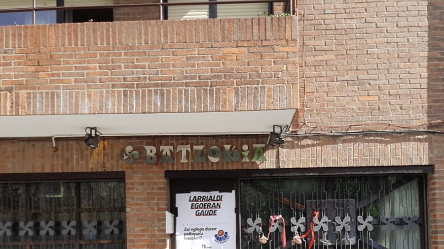 BBBk irmotasun osoz salatu du Zaldibarko batzokiaren kontra egin den azken eraso kolektibo eta antolatua 