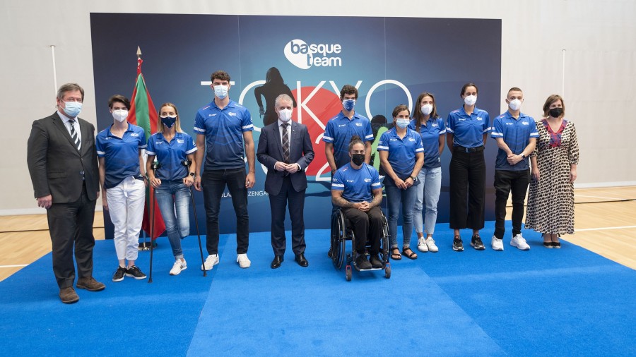 Urkullu Lehendakariak Jokoetara joango diren euskal kirolarien ordezkaritza bati harrera egin dio Basque Team Zentroan