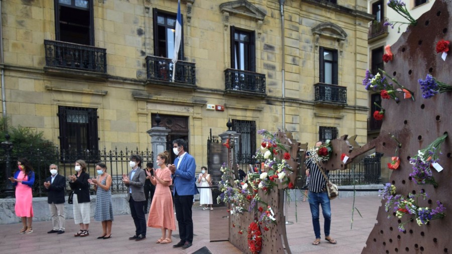 Donostiako Udalak frankismoaren biktimak oroitzeko eta omentzeko lore eskaintza egin du