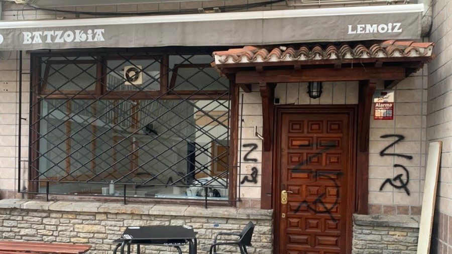 Lemoiz eta Loiuko batzokietan Errusiak hasitako gerraren alde egin dituzten pintadak salatu ditu BBBk 