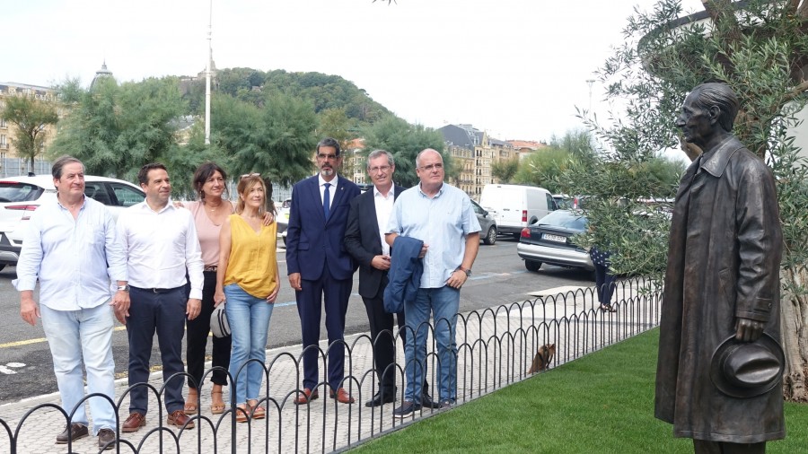 La escultura en bronce del lehendakari Leizaola preside desde hoy la Plaza Euskadi