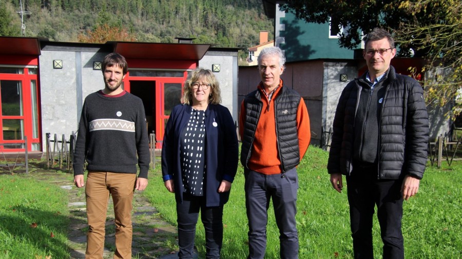 Mendaro, Elgoibar, Deba eta Mutrikuko adinekoentzako erabilgarri daude Mendaroko 3 udal etxebizitza, Deba-Kosta Gizarte Zerbitzuen eremuko udalek hitzarmena izenpetu ostean