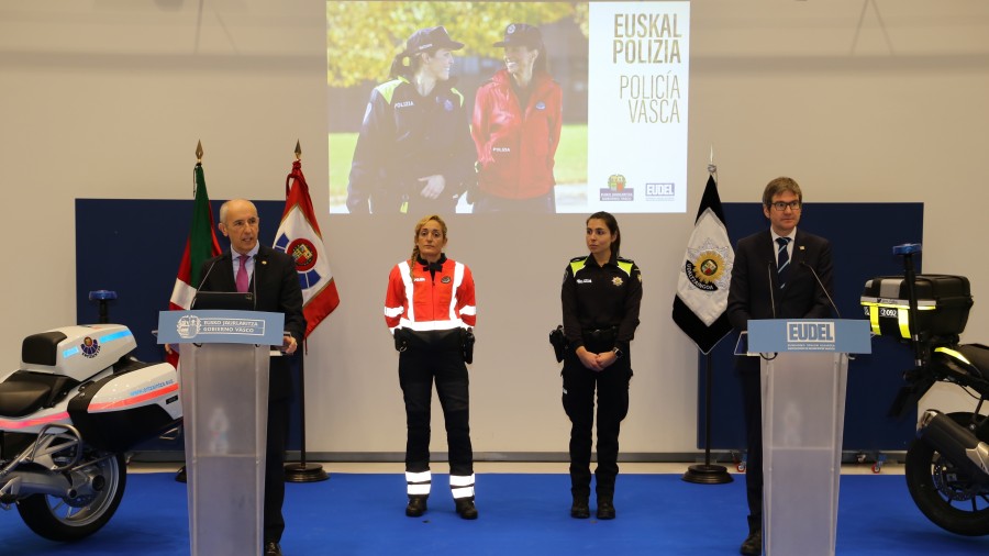 Josu Erkorekak eta Gorka Urtaranek Euskal Poliziako agenteentzako 212 plazako deialdi berria aurkeztu dute
