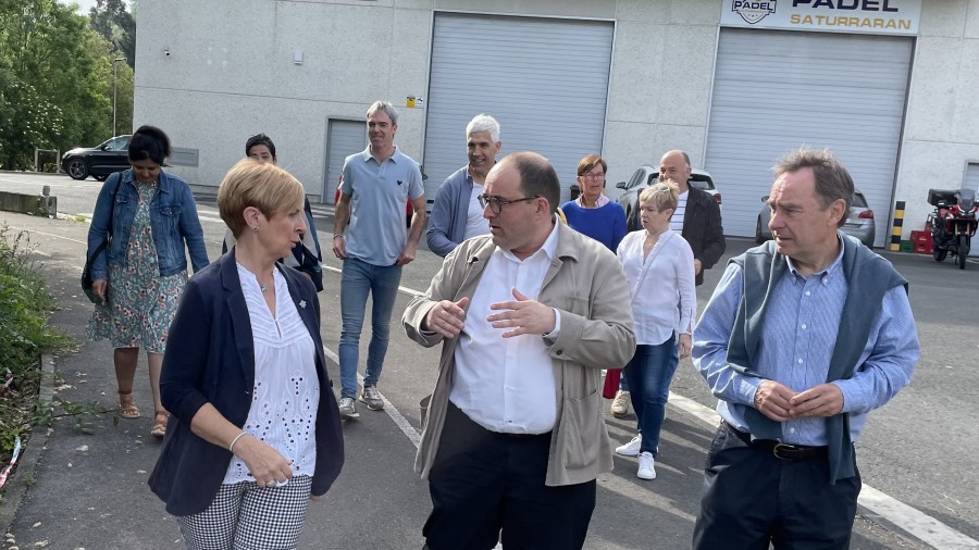 Arantxa Tapia, Antonio Aiz y Ion Gambra han visitado el polígono industrial de Mijoa para conocer de primera mano el proyecto de saneamiento y bidegorri