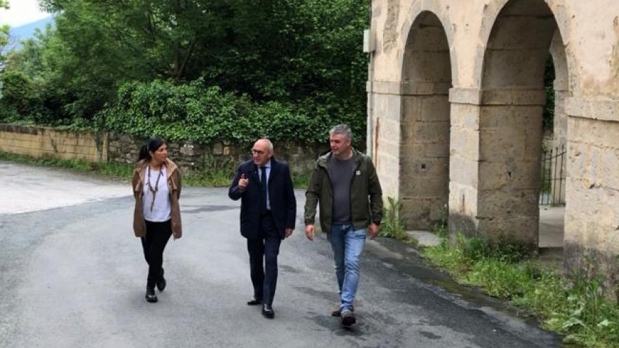 Ramiro González se compromete a abrir la Capilla y la Torre del Conjunto Monumental de Quejana antes de final de año