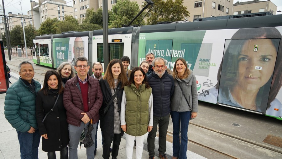 Beatriz Artolazabal apuesta por reorganizar las líneas de TUVISA, mejorar las frecuencias y reforzar el servicio de Gautxori