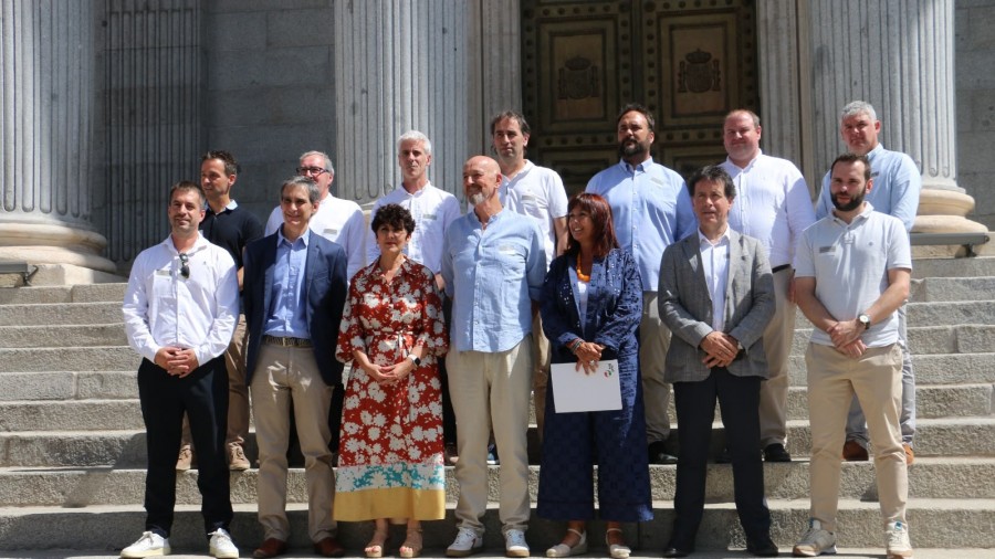 Representantes de EAJ-PNV en Bizkaia y Araba acuden al Congreso para reclamar al Gobierno español un plan de actuaciones en los municipios afectados por la variante sur ferroviaria