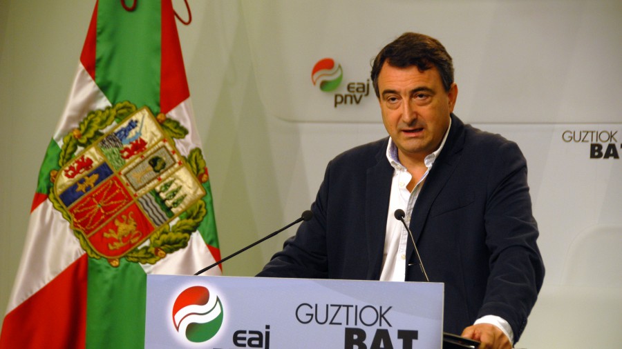 Aitor Esteban: “Rajoy no tiene ninguna voluntad de enderezar la situación; es todo retórica y cinismo democrático”