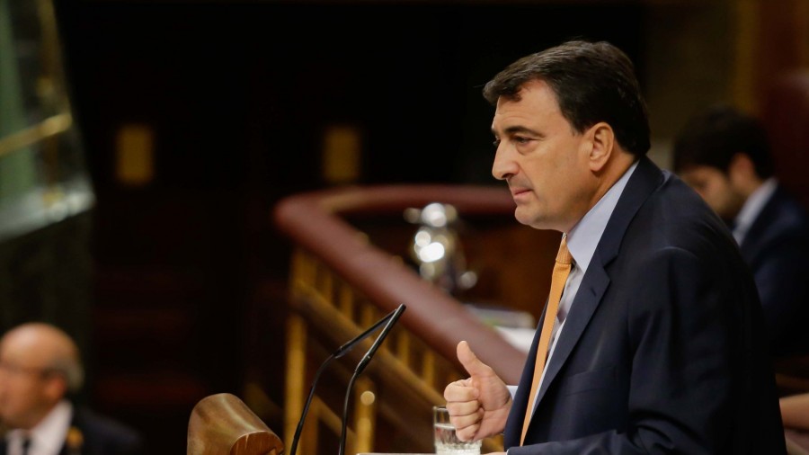 Aitor Estebanek Pablo Iglesiasi: “Gaur egun dagoen Gobernuarekiko distantzia oso handia izan arren, zure ekimenaren funtsak eta aurkezteko moduek ez digute inolako konfiantzarik sortarazten”