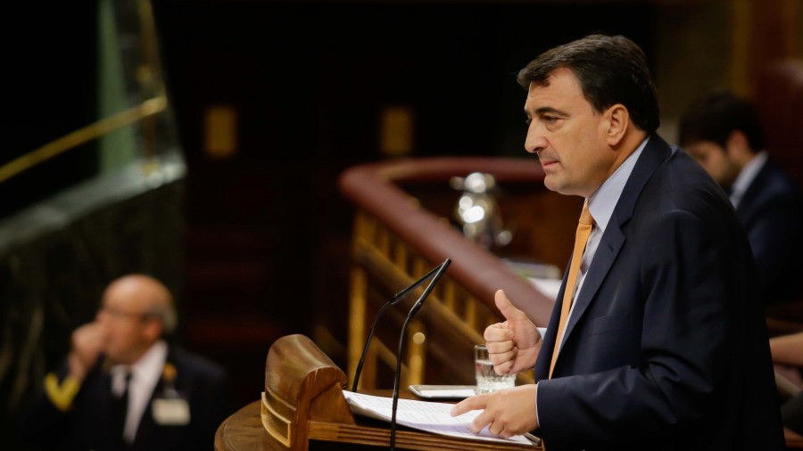 Estebanek Rajoyri deitoratu dio Parlamentuari `Copérnico Eragiketa´ izenekoari buruzko informazioa ukatu izana, eta Sekretu Ofizialen Legea desblokeatzea eskatu dio