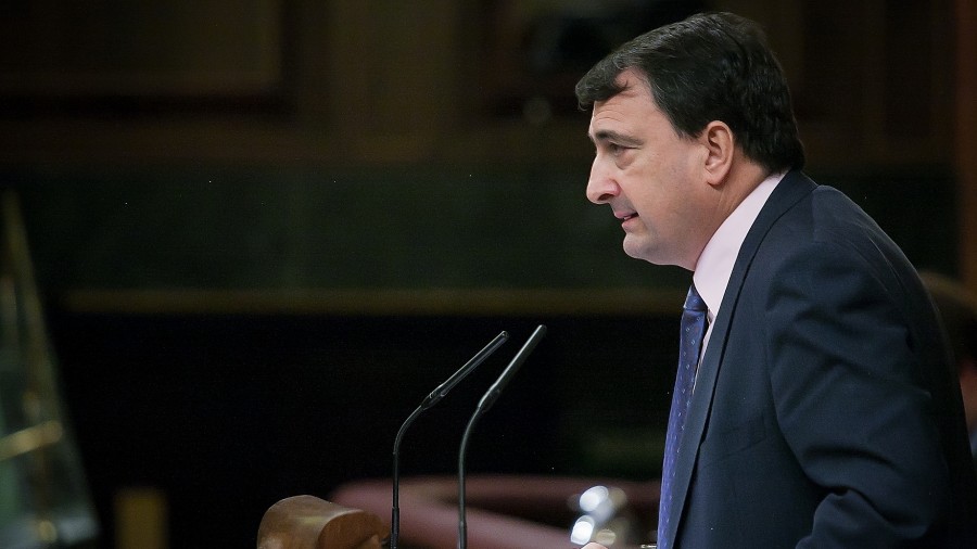 Estebanek Sánchezi txarretsi dio `Mozal Legea´ edo Sekretu Ofizialen legea aldarazteko borondaterik erakutsi ez izana eta trafiko eskuduntza Nafarroari transferitzea exijitu dio
