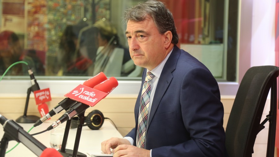 Aitor Estebanek deitoratu du 'bai da baietz bakarra' bezalako gai delikatu eta garrantzitsua hedabideetan eztabaidatzea, kontu ideologiko edo elektoral bihurtuz 