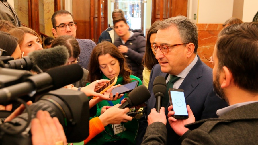 Aitor Estebanek ez du parte hartuko Podemosek energia enpresen gaineko zergen inguruan sustatu duen “itxurakerian”