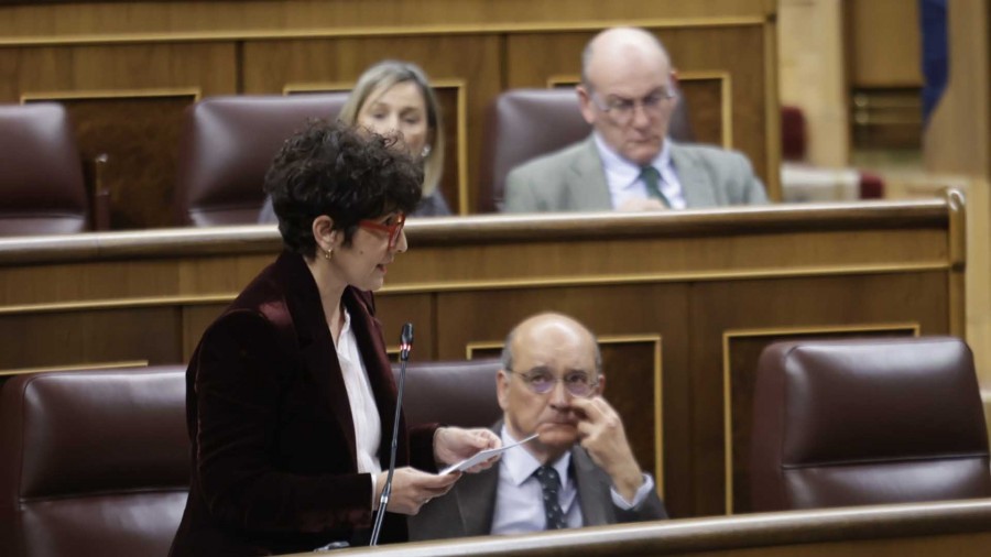 Euskal Taldeak Espainiako Gobernuari premiatu dio osasun-sistema publikoko profesionalen defizitari konponbidea ematea